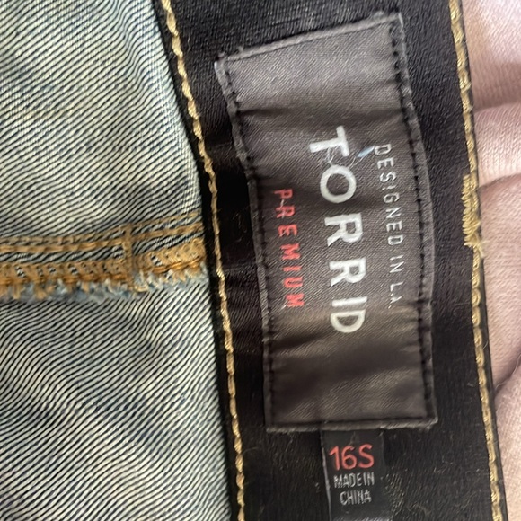 Torrid Bombshell skinny jeans with destruction - Picture 4 of 4